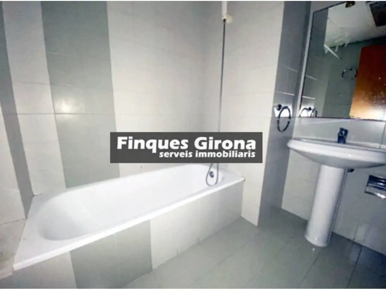 Bathroom of Office for rent in Girona