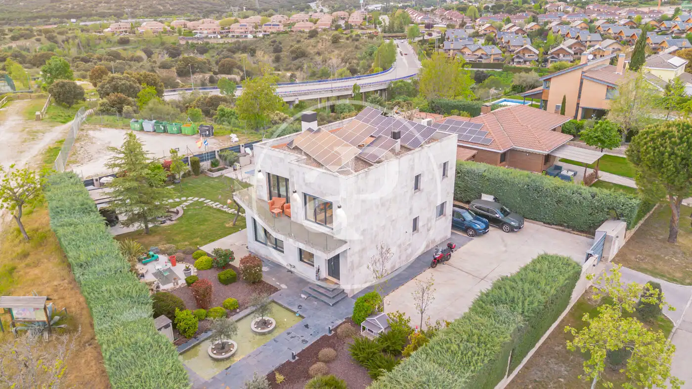Vista exterior de Casa o xalet en venda en Las Rozas de Madrid amb Aire condicionat, Calefacció i Jardí privat