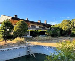 Vista exterior de Casa o xalet en venda en Chiva amb Terrassa, Traster i Piscina