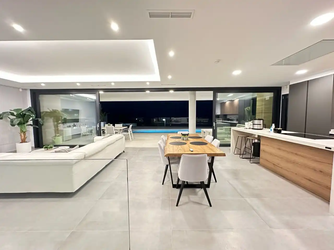 Sala d'estar de Casa o xalet en venda en Nerja amb Aire condicionat, Calefacció i Jardí privat