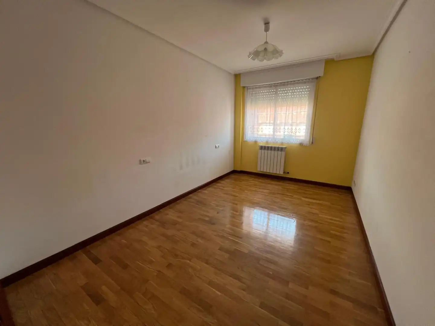 Habitación de Piso en venta en  Logroño con Calefacción, Parquet y Terraza