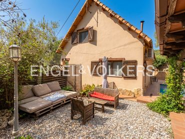 Casa con balcone in vendita a Vallirana