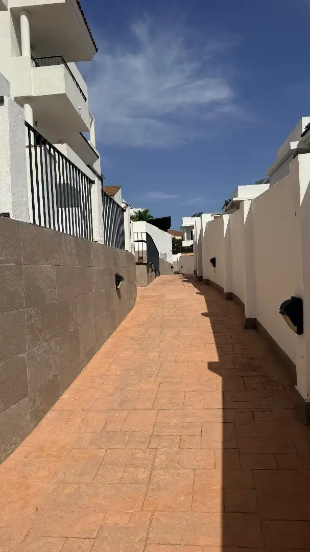 Vista exterior de Piso en venta en Mijas con Aire acondicionado, Jardín privado y Terraza