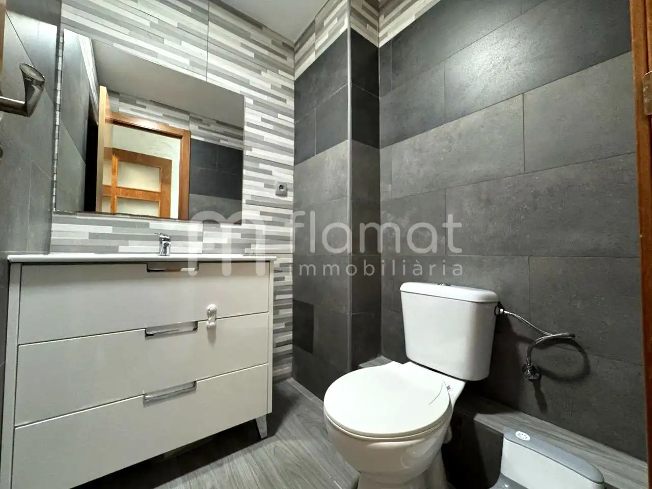 Bathroom of Flat for sale in Figueres