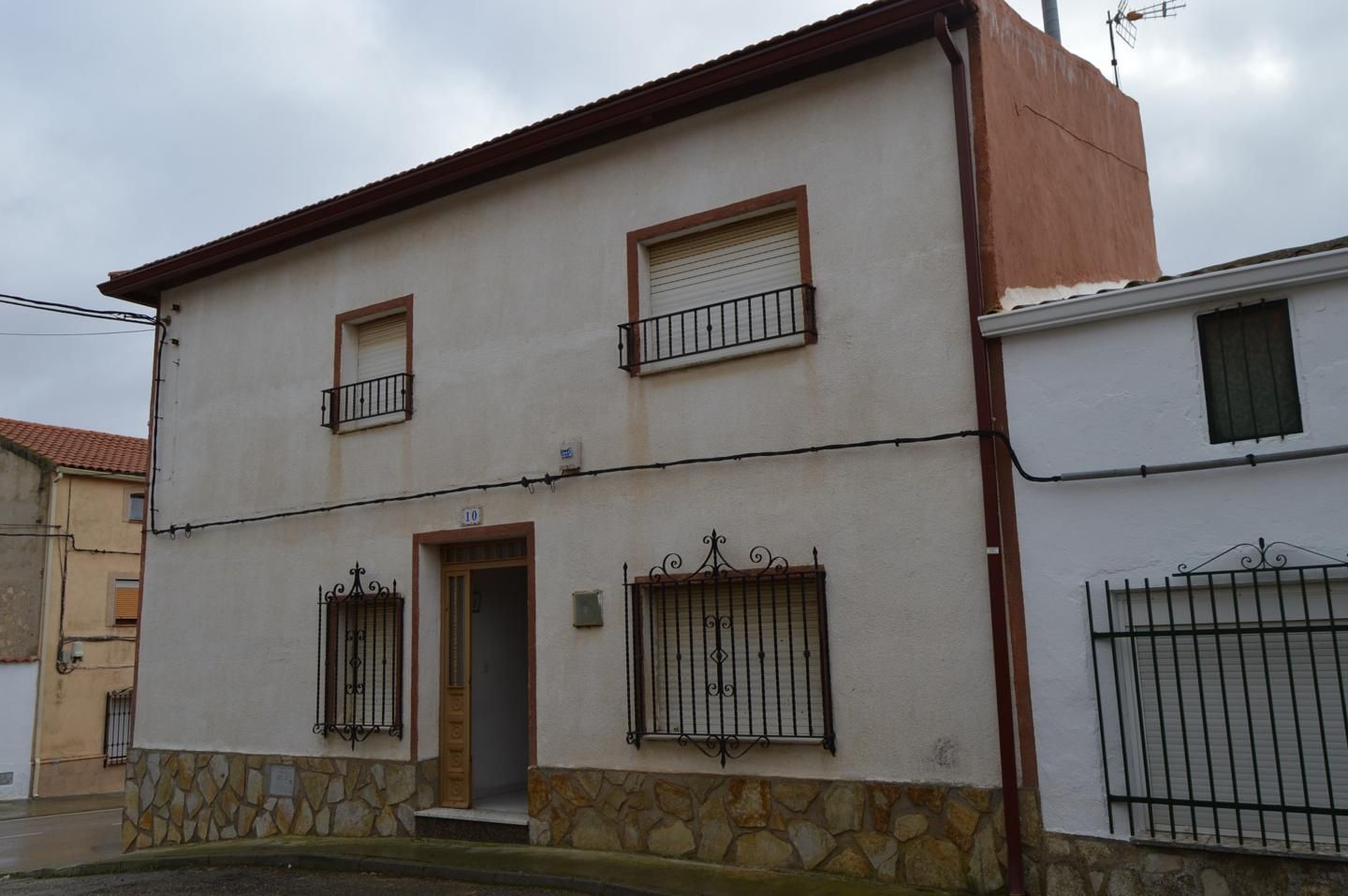 Vista exterior de Casa adosada en venda en Almonacid del Marquesado amb Internet