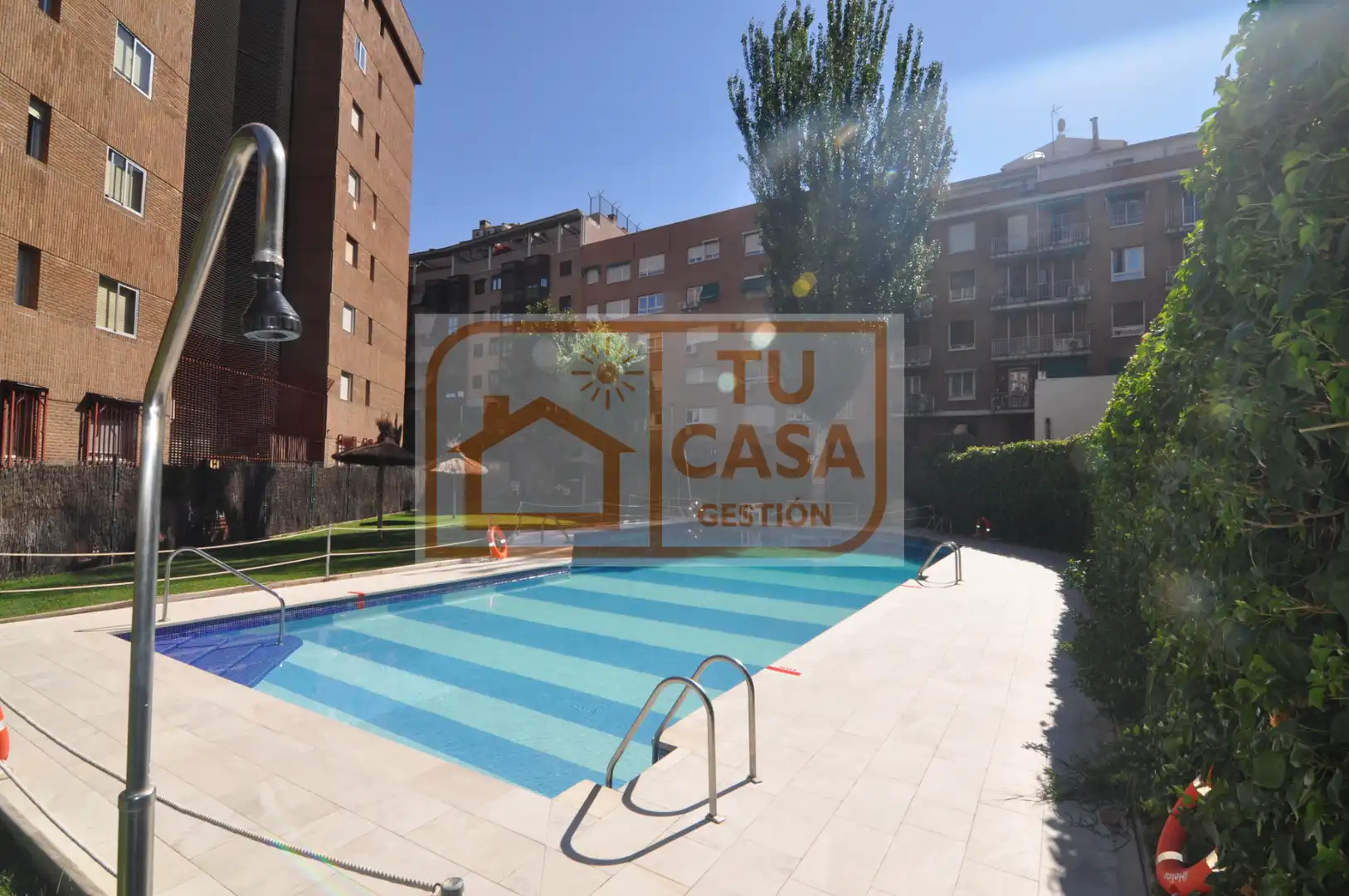 Piscina de Pis en venda en Madrid amb Calefacció, Parquet i Terrassa