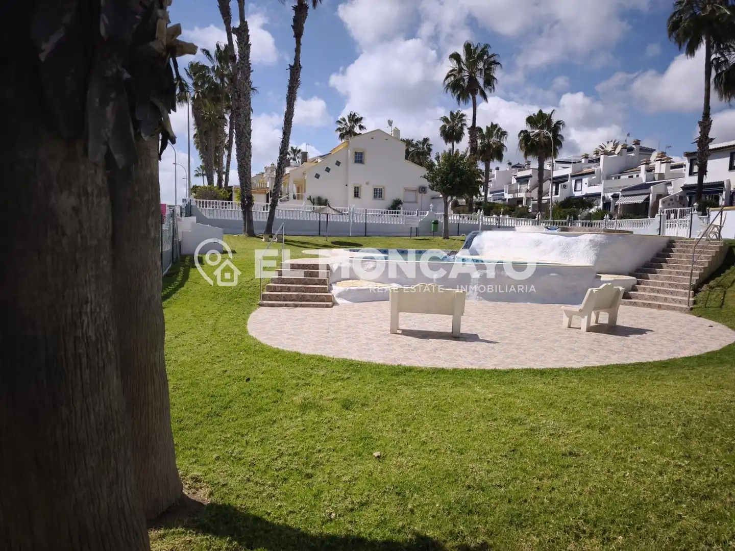 Vista exterior de Casa adosada en venda en Orihuela amb Aire condicionat, Calefacció i Jardí privat