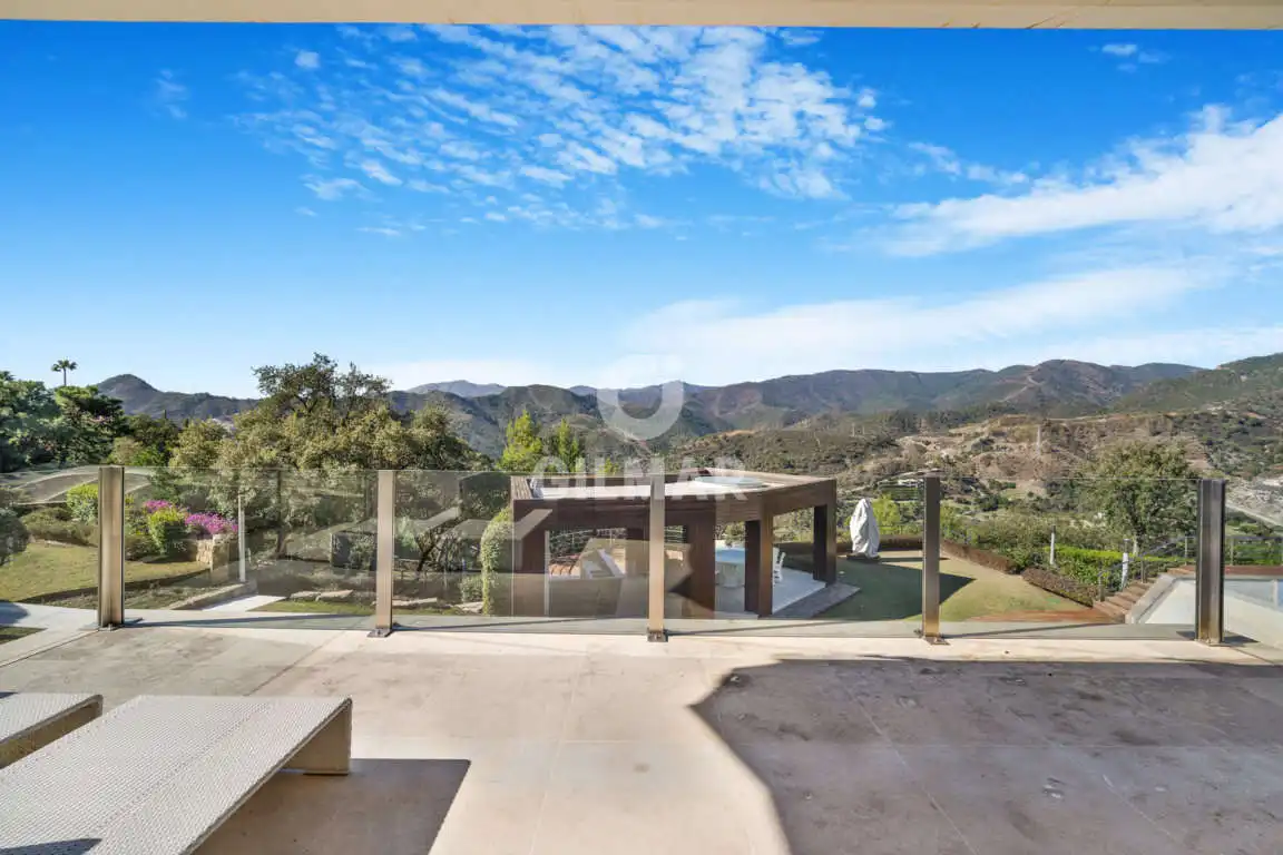 Vista exterior de Casa o xalet en venda en Benahavís amb Calefacció, Jardí privat i Piscina