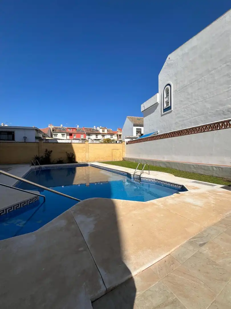 Piscina de Casa adosada en venda en Fuengirola amb Aire condicionat, Jardí privat i Terrassa