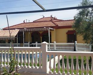 Jardí de Casa o xalet en venda en Dos Hermanas amb Aire condicionat i Piscina