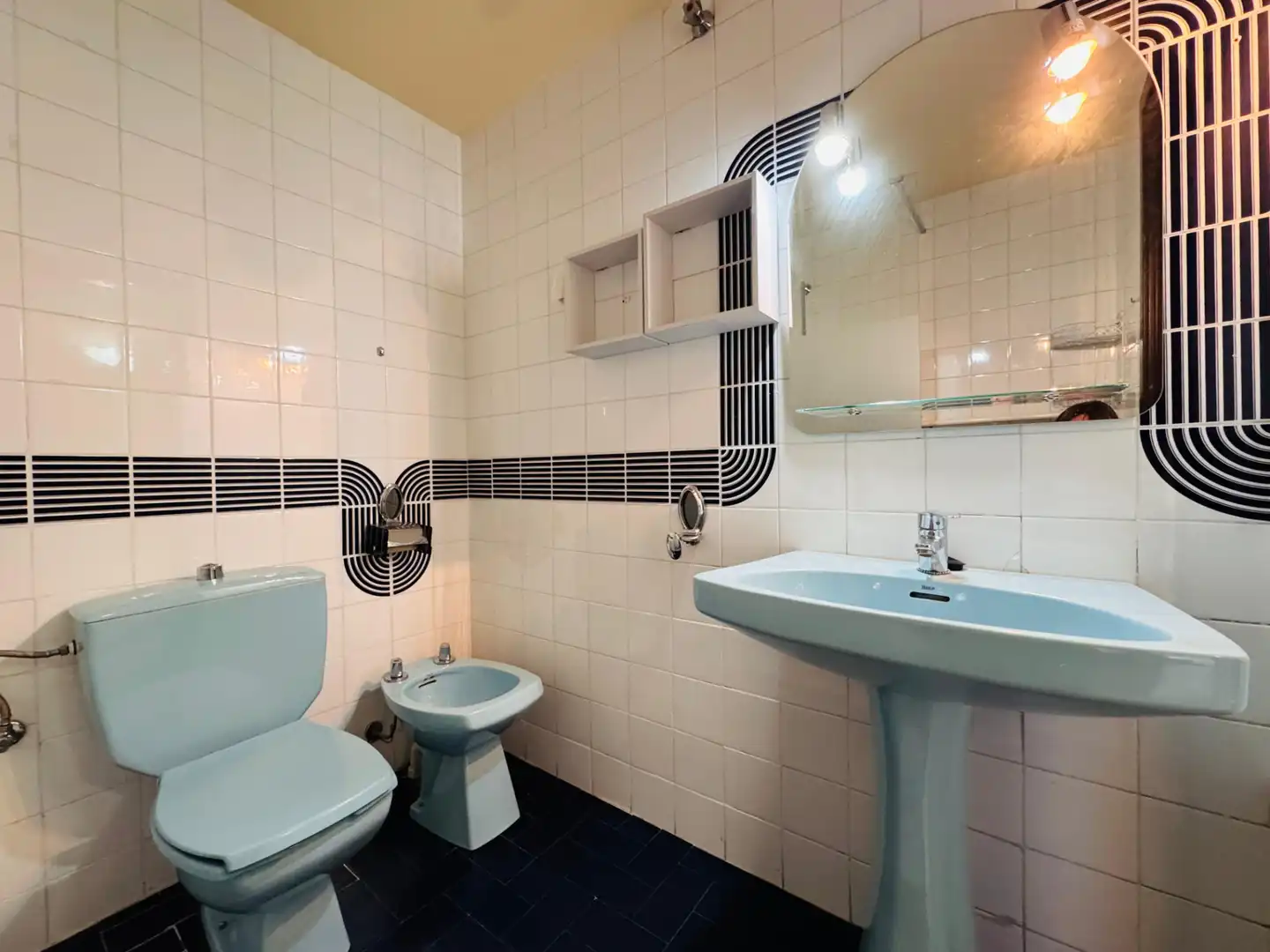 Bathroom of Flat for sale in Girona  with Air Conditioner, Heating and Terrace
