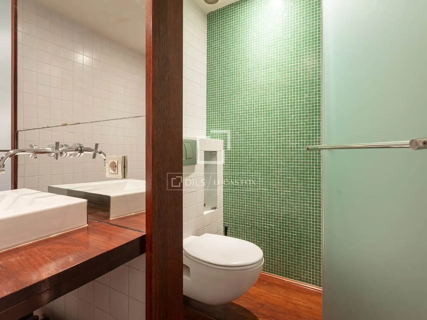 Bathroom of Houses for sale in Barcelona  with Air Conditioner, Terrace and Storage room