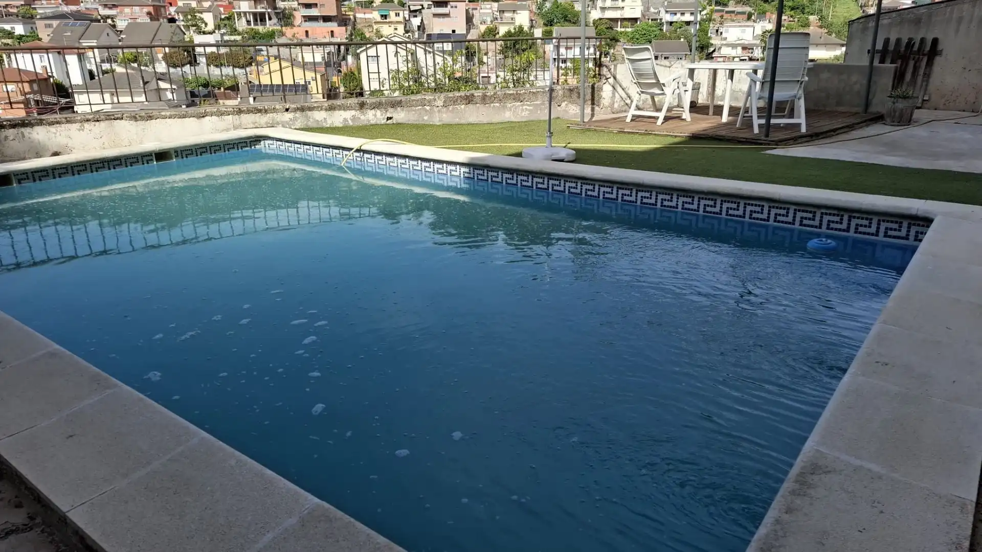 Piscina de Casa adosada en venda en Vallirana amb Aire condicionat i Terrassa