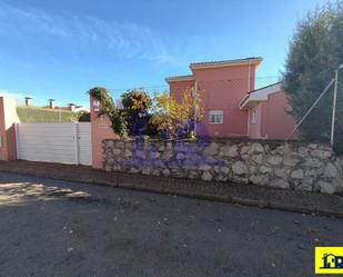 Vista exterior de Casa o xalet en venda en Villar de Olalla amb Calefacció, Traster i Piscina