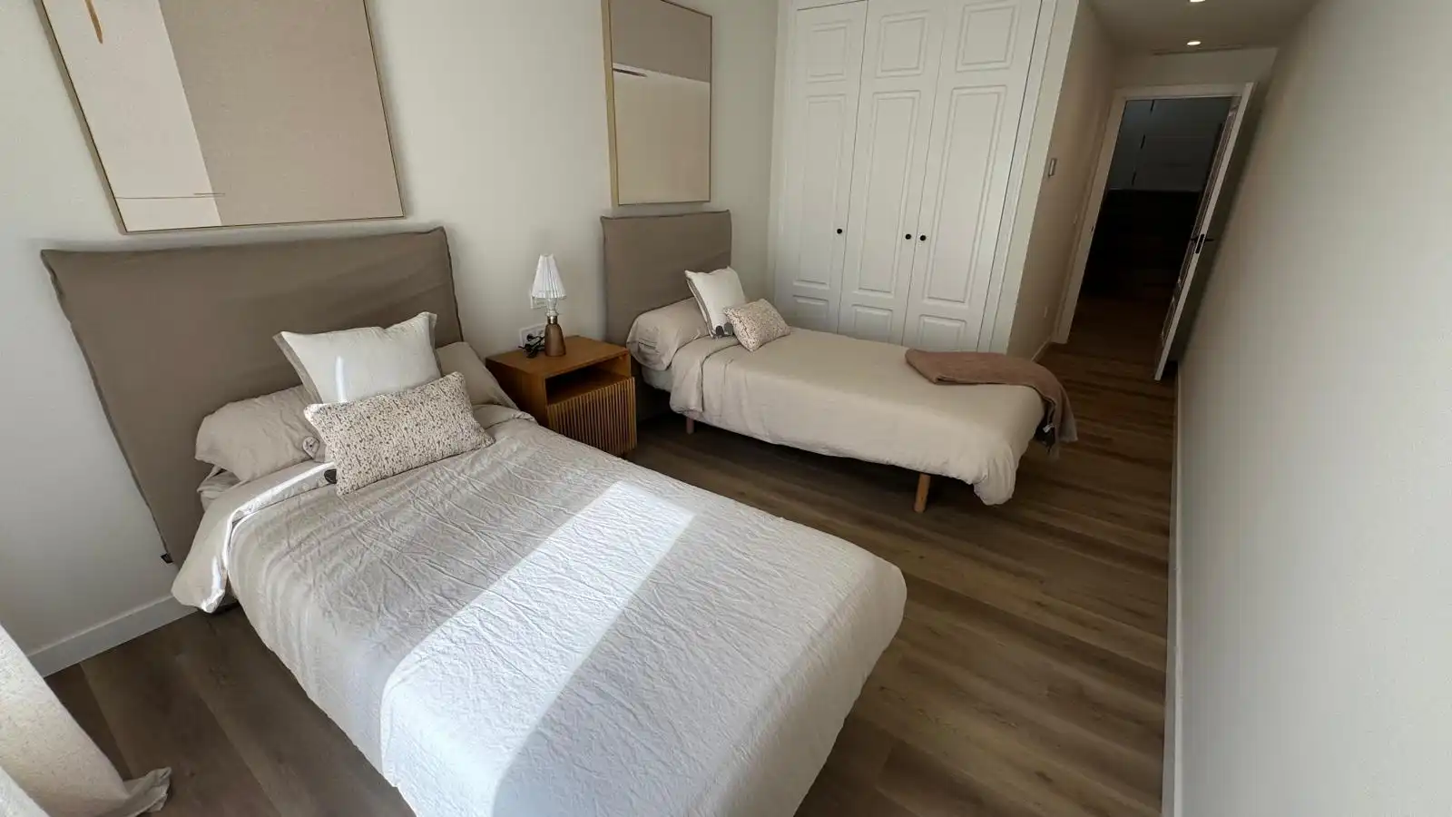Schlafzimmer von Einfamilien-Reihenhaus zum Verkauf in Estepona mit Klimaanlage, Terrasse und Ofen