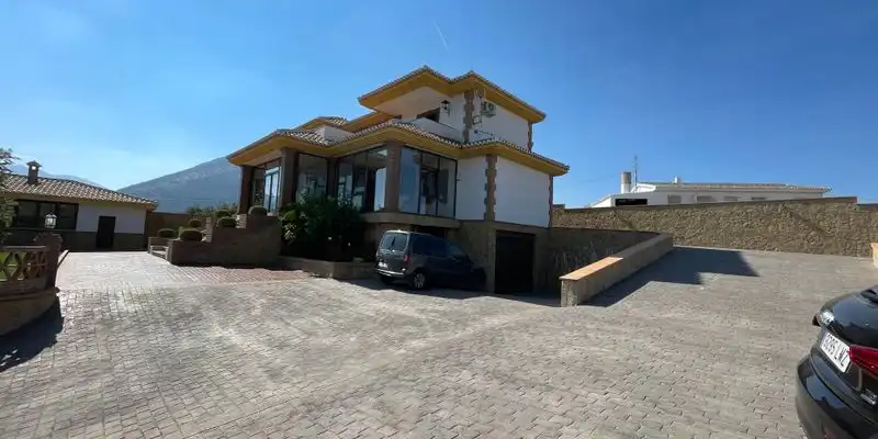 Vista exterior de Casa o xalet en venda en Loja amb Aire condicionat, Jardí privat i Terrassa