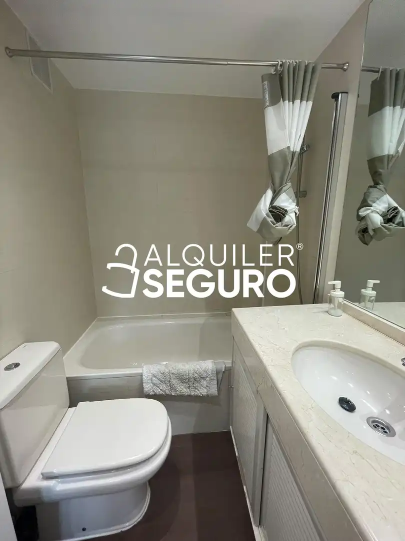 Bany de Pis de lloguer en Madrid amb Aire condicionat, Calefacció i Piscina