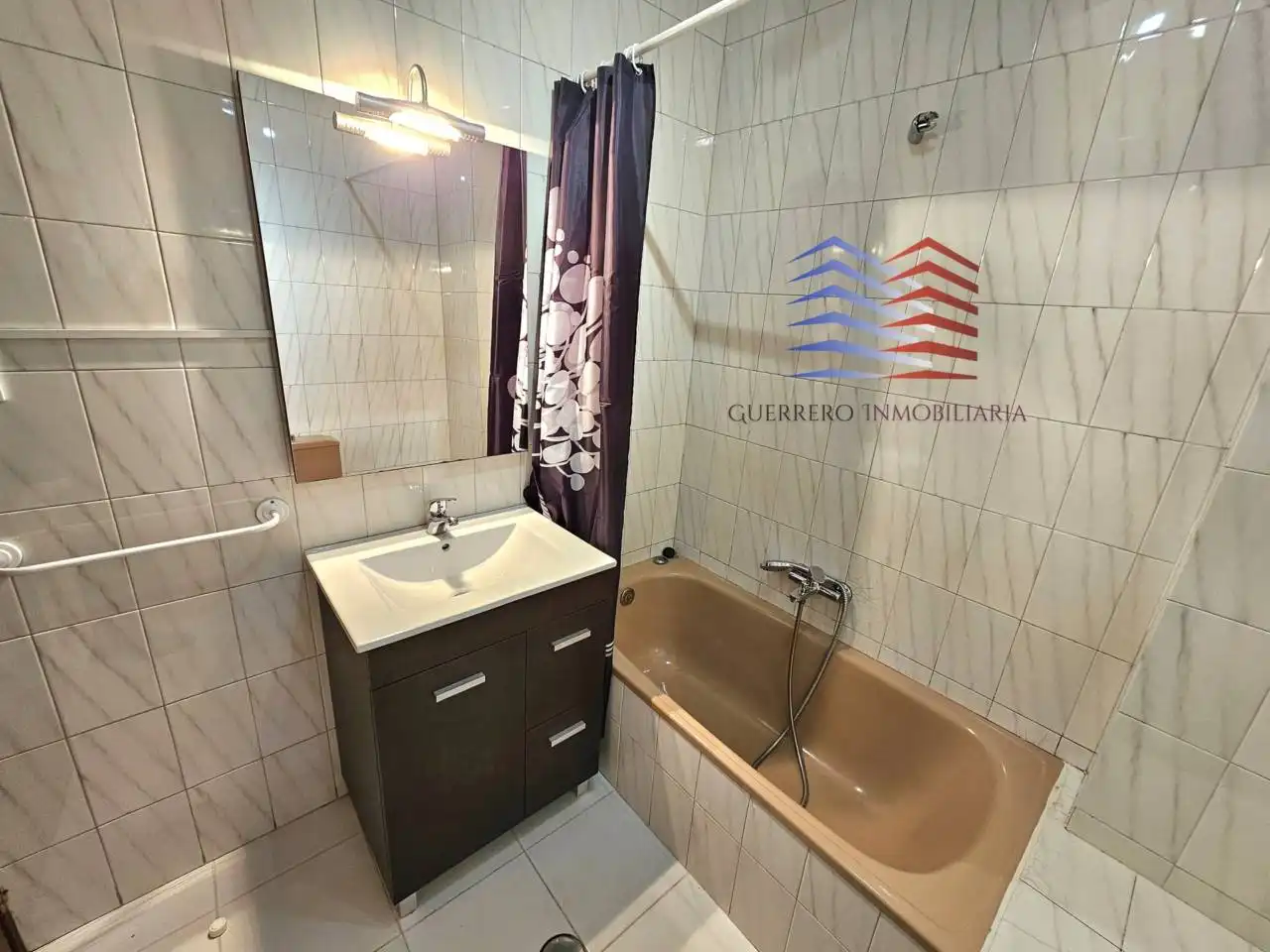 Bany de Apartament de lloguer en Ourense Capital  amb Calefacció, Parquet i Moblat