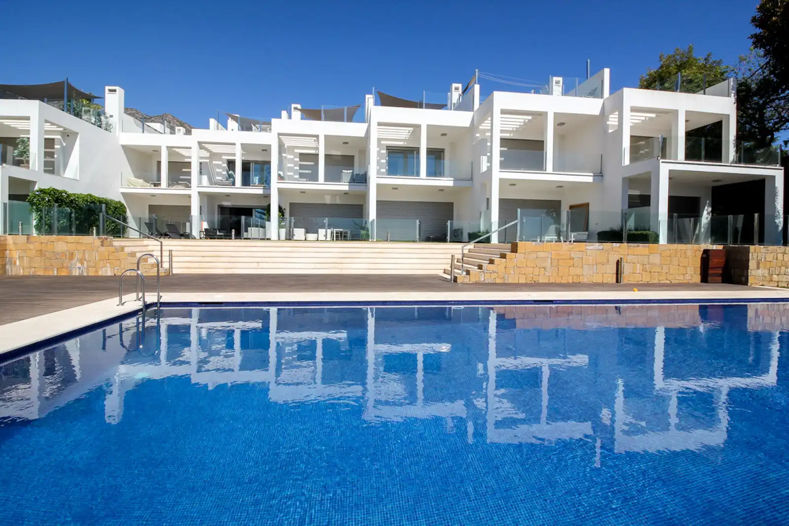 Piscina de Casa adosada de alquiler en Marbella con Aire acondicionado, Calefacción y Jardín privado