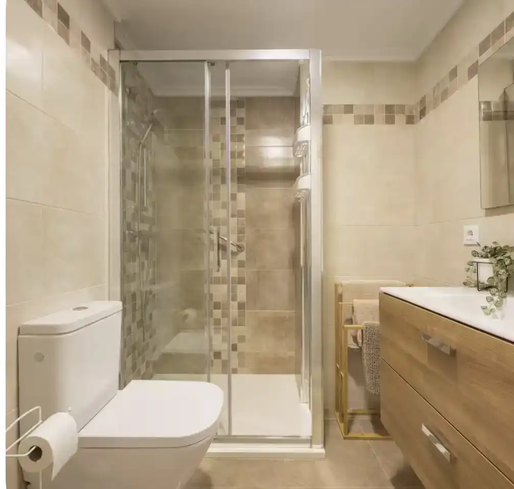 Badezimmer von Wohnung zur Miete in Cullera mit Klimaanlage, Parkett und Abstellraum