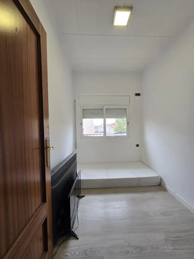 Schlafzimmer von Dachboden zum Verkauf in Sabadell mit Terrasse und Balkon