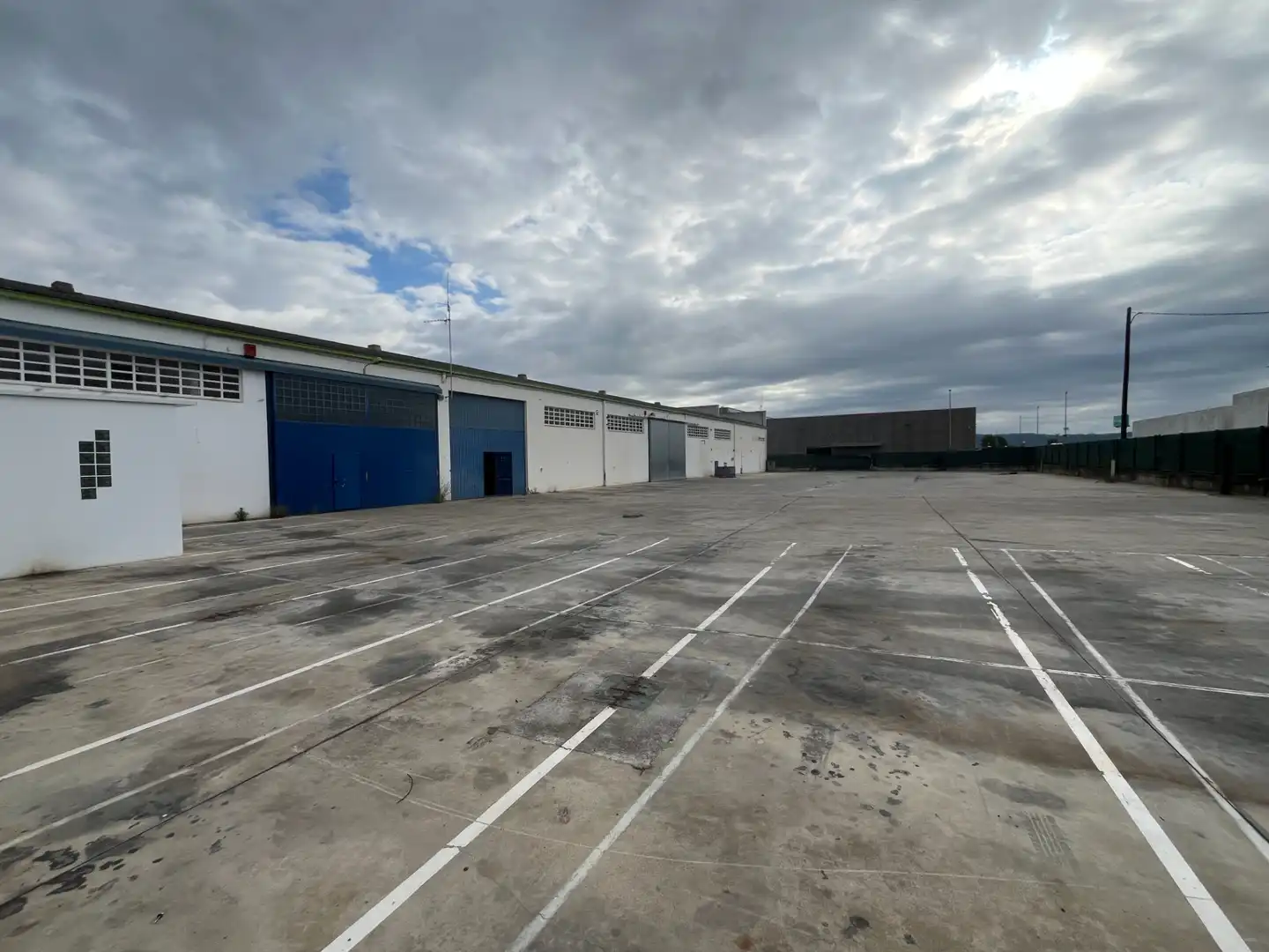 Parkplatz von Fabrikhallen zum Verkauf in Barri dels Escriptors
