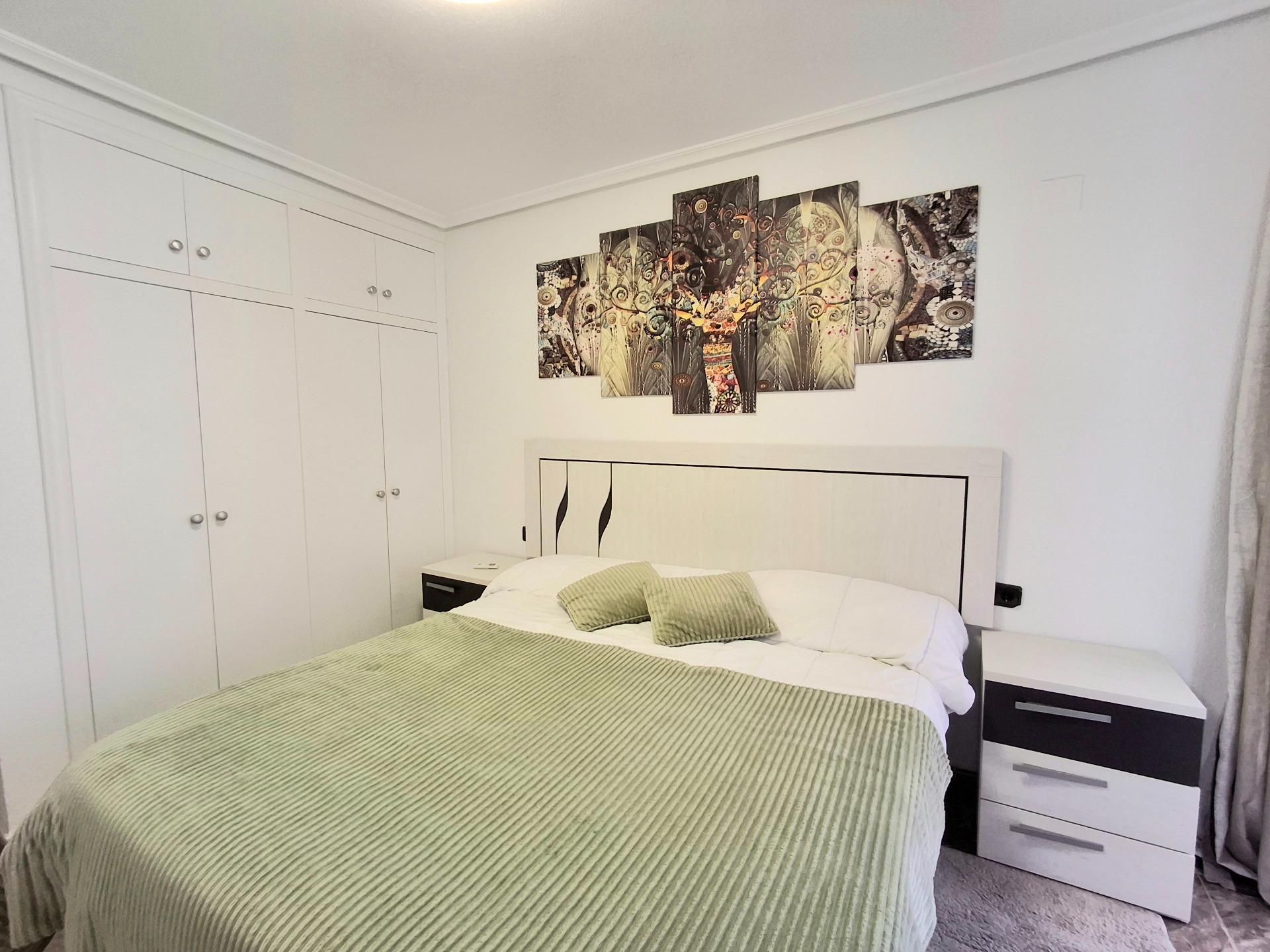 Dormitori de Apartament de lloguer en Torrevieja amb Aire condicionat, Calefacció i Terrassa