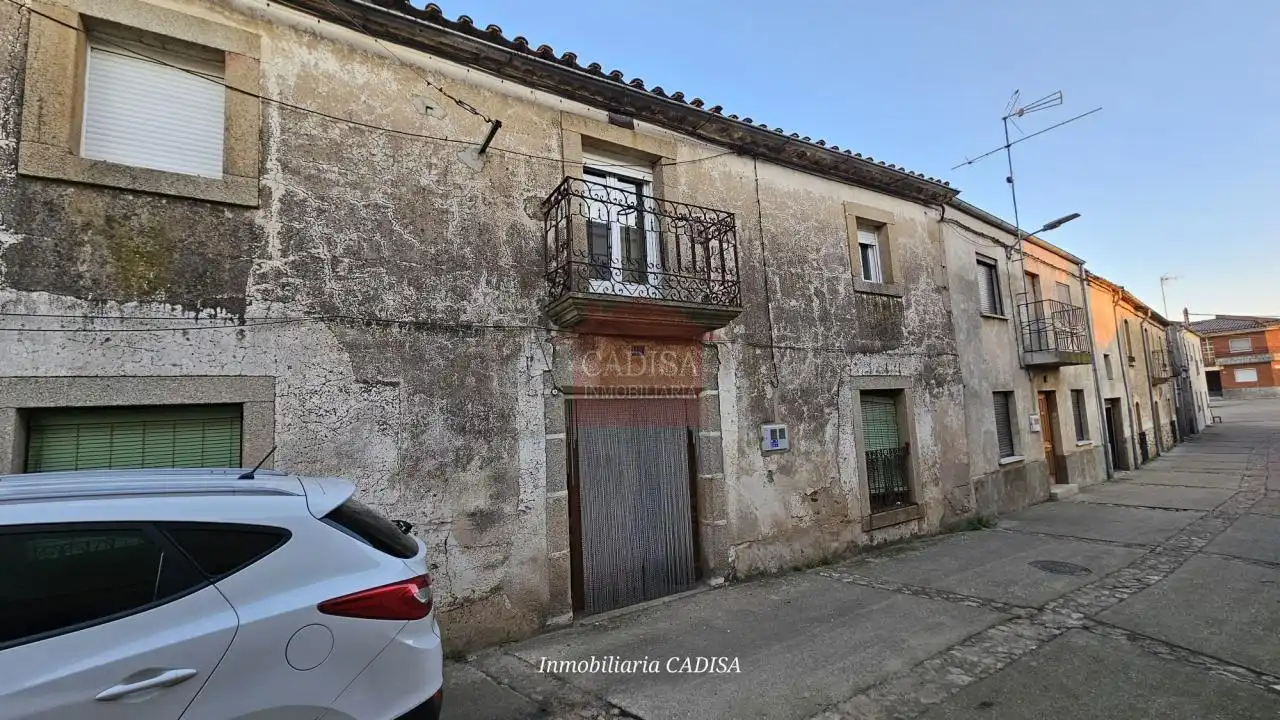 Vista exterior de Casa o xalet en venda en Hinojosa de Duero amb Calefacció, Jardí privat i Traster