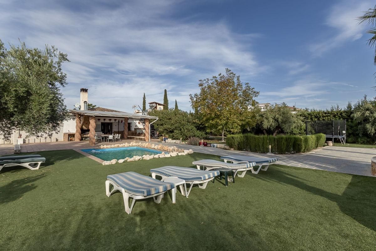Jardí de Finca rústica en venda en Atarfe amb Jardí privat, Piscina i Jacuzzi