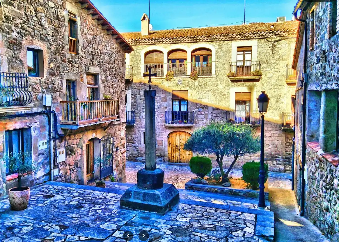 Vista exterior de Edifici en traspas en Casserres amb Alarma