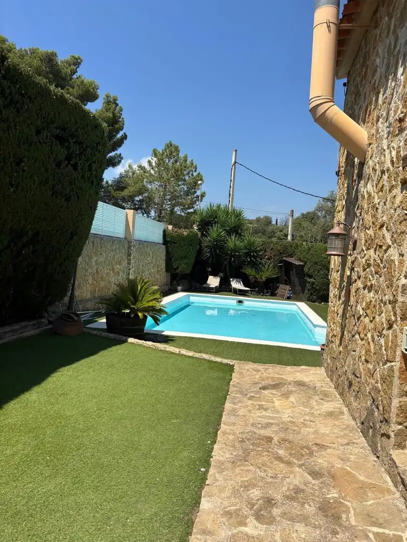 Schwimmbecken von Haus oder Chalet zur Miete in Sentmenat mit Klimaanlage, Privatgarten und Terrasse