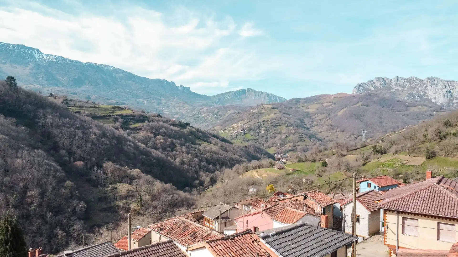 Vista exterior de Casa o xalet en venda en Riosa amb Jardí privat
