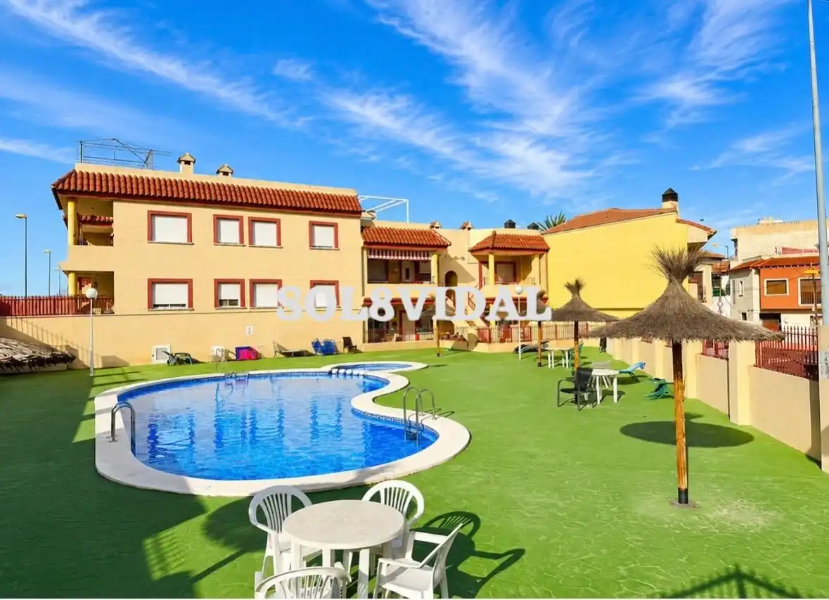 Außenansicht von Haus oder Chalet zum Verkauf in Orihuela mit Möbliert, Balkon und Gemeinschaftspool