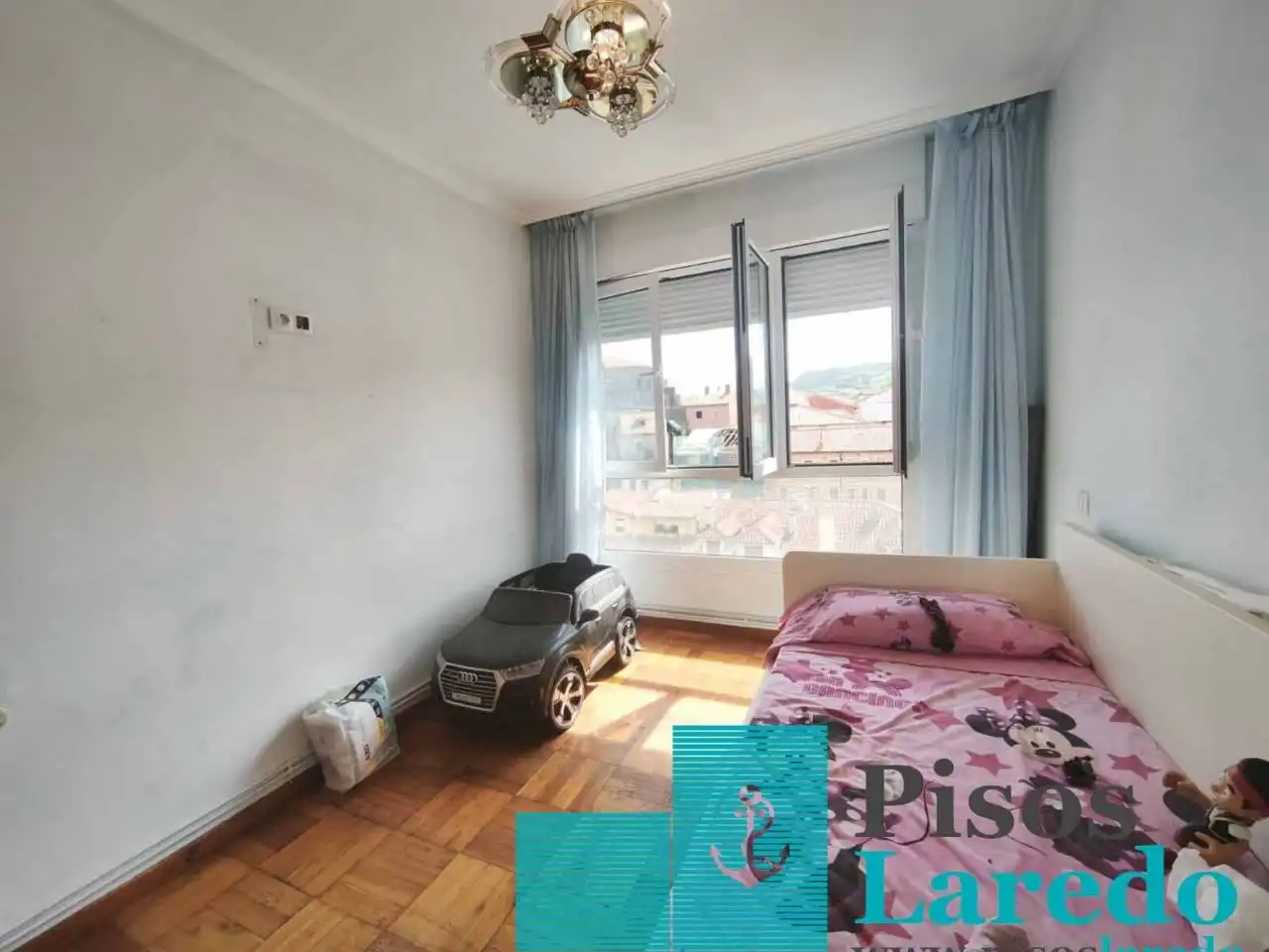 Dormitori de Pis en venda en Laredo amb Calefacció, Parquet i Terrassa