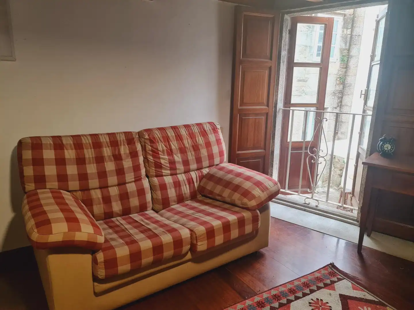 Sala d'estar de Casa adosada en venda en Santiago de Compostela  amb Balcó