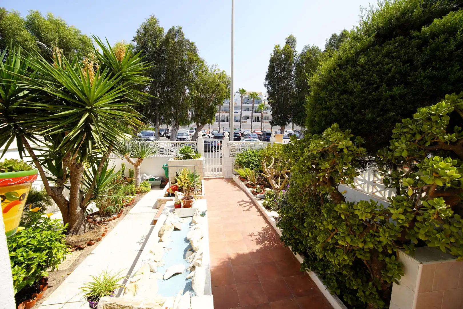 Vista exterior de Casa adosada en venda en Roquetas de Mar amb Jardí privat, Terrassa i Traster