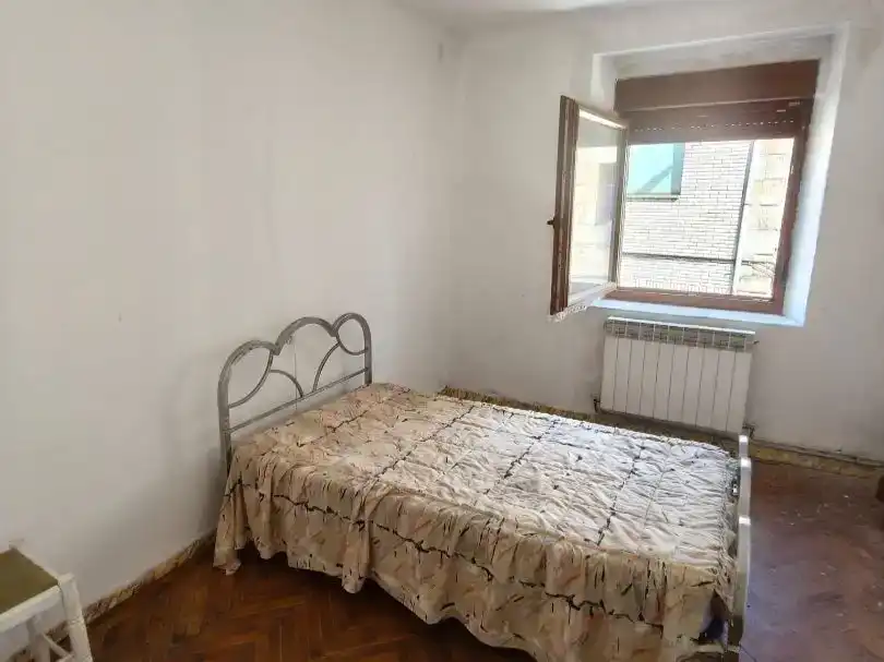 Dormitori de Planta baixa en venda en Canicosa de la Sierra amb Parquet i Moblat