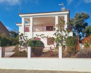 Vista exterior de Casa o xalet en venda en Galápagos amb Calefacció, Jardí privat i Terrassa