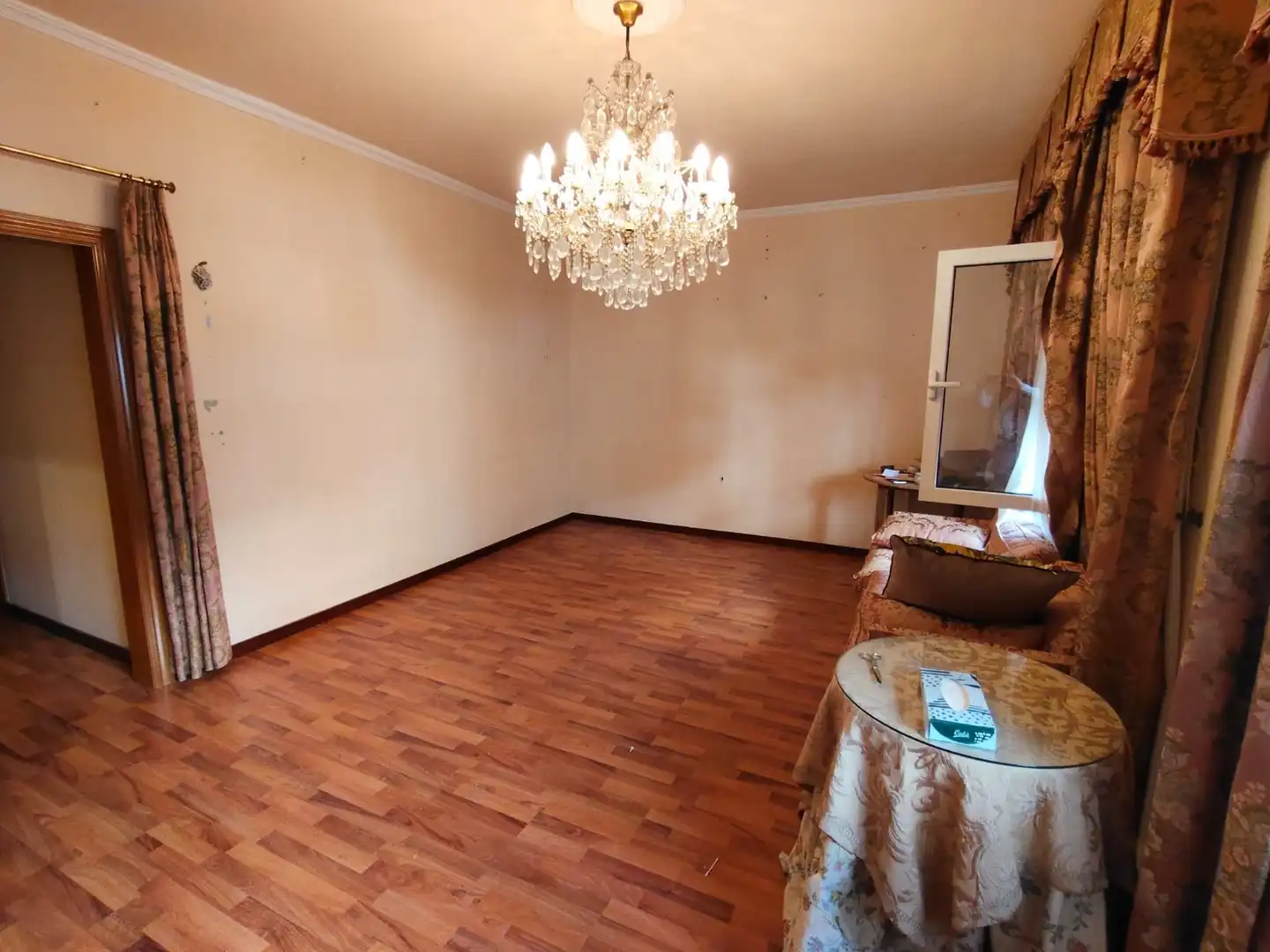 Sala d'estar de Pis en venda en L'Hospitalet de Llobregat amb Parquet