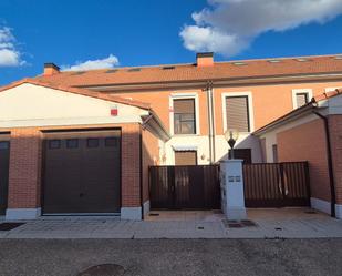 Exterior view of Single-family semi-detached for sale in Aldeamayor de San Martín  with Heating, Private garden and Terrace