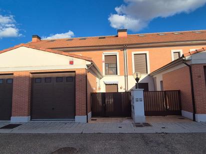 Exterior view of Single-family semi-detached for sale in Aldeamayor de San Martín  with Terrace