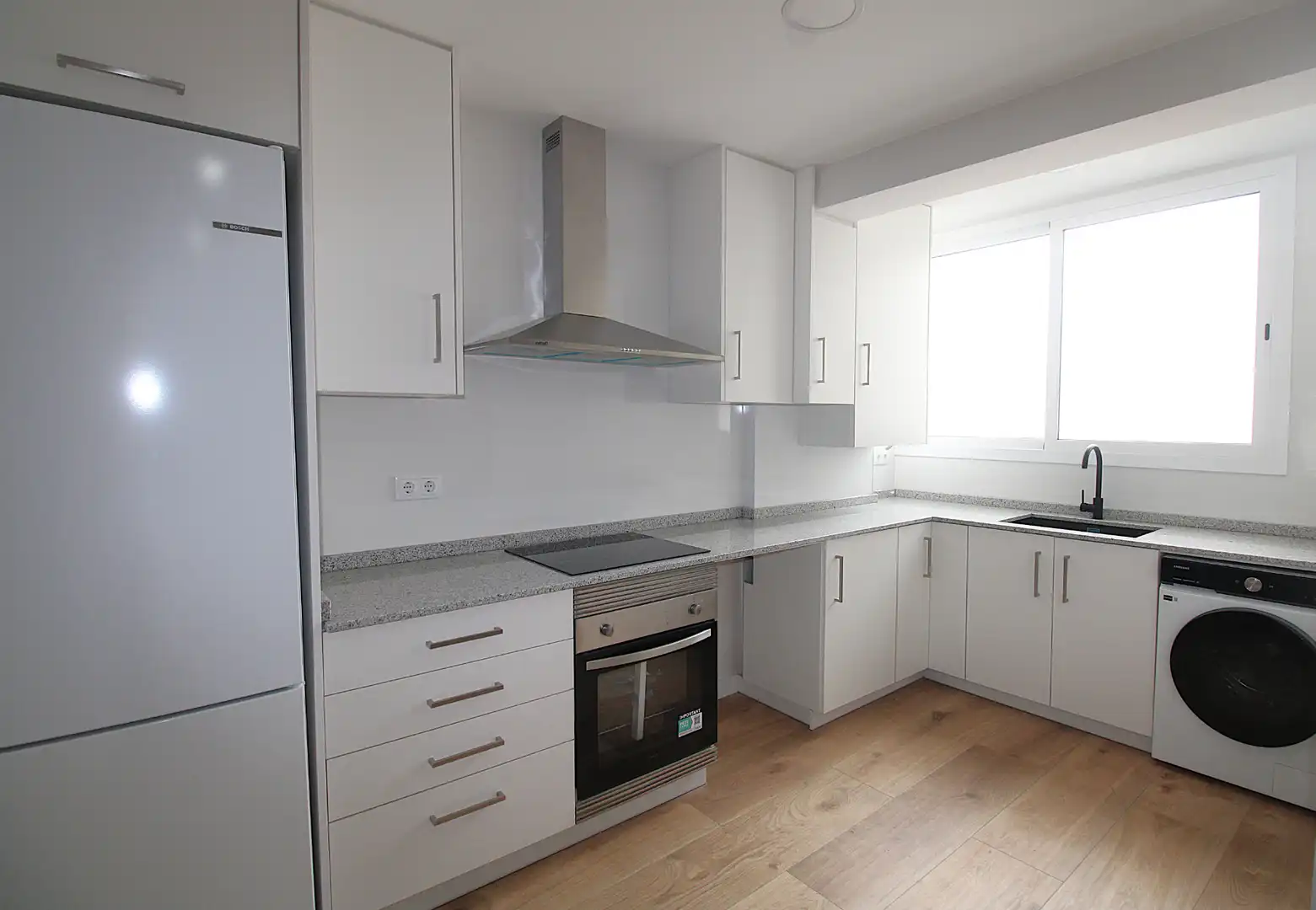Cuina de Apartament de lloguer en Valencia amb Parquet, Moblat i Forn
