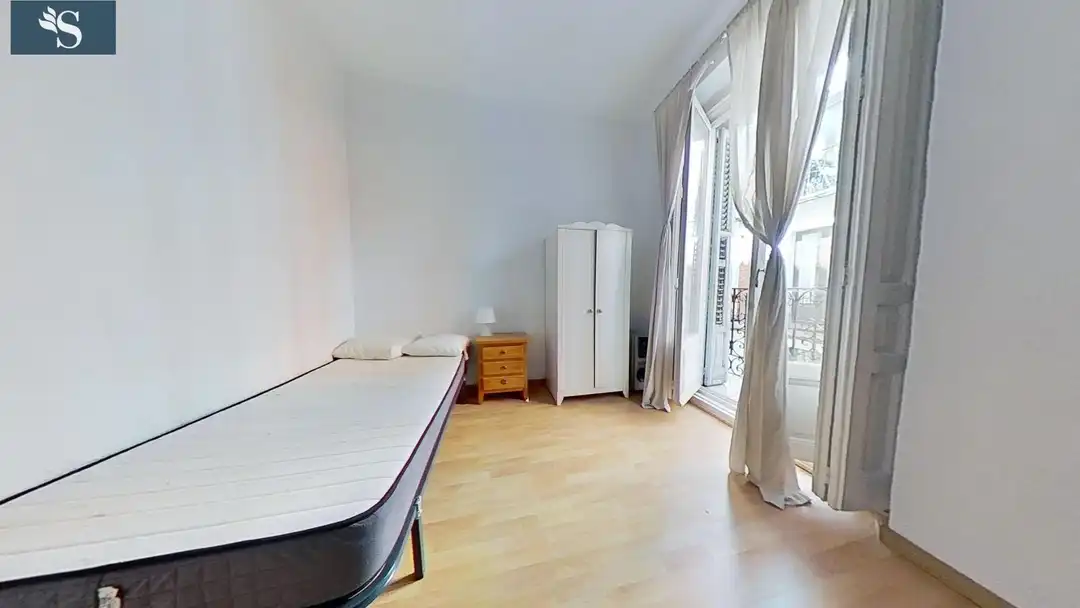 Dormitori de Apartament de lloguer en Madrid amb Balcó i Alarma