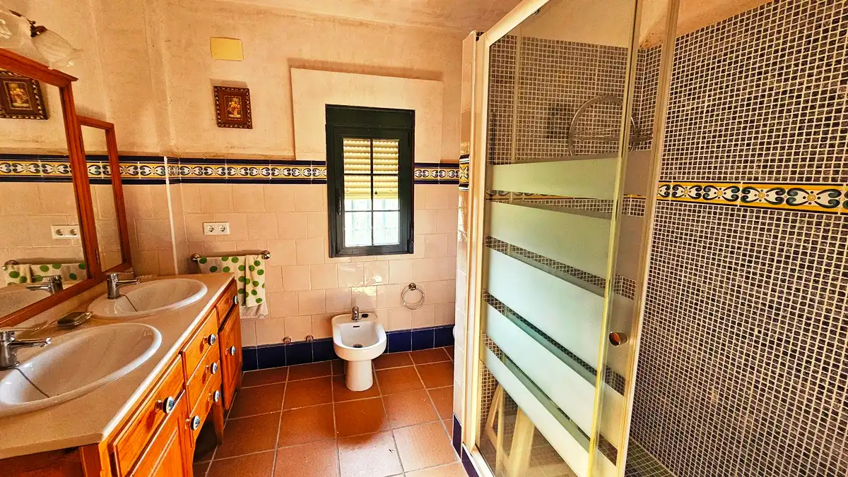 Baño de Casa o chalet en venta en El Castillo de las Guardas con Aire acondicionado, Jardín privado y Terraza