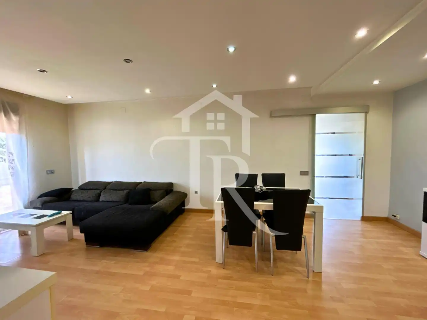 Sala d'estar de Casa o xalet en venda en Cabra del Camp amb Aire condicionat, Parquet i Piscina