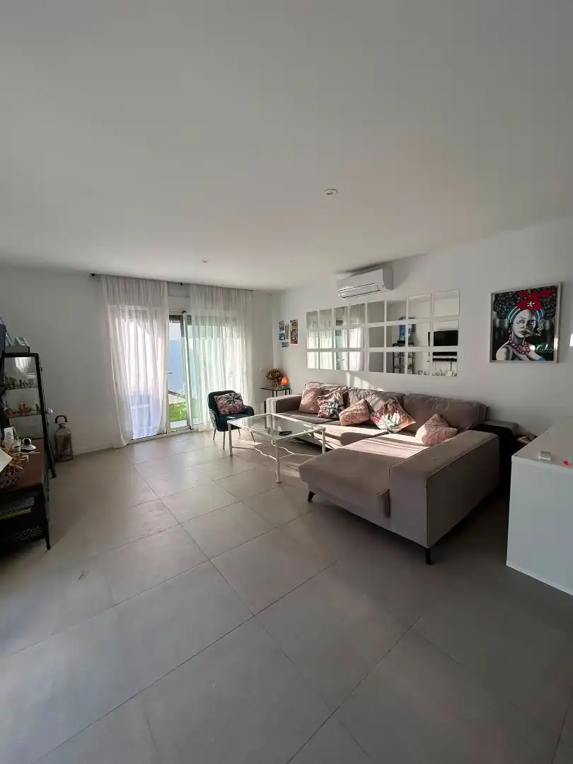 Sala de estar de Casa adosada en venta en Bormujos con Aire acondicionado, Jardín privado y Terraza