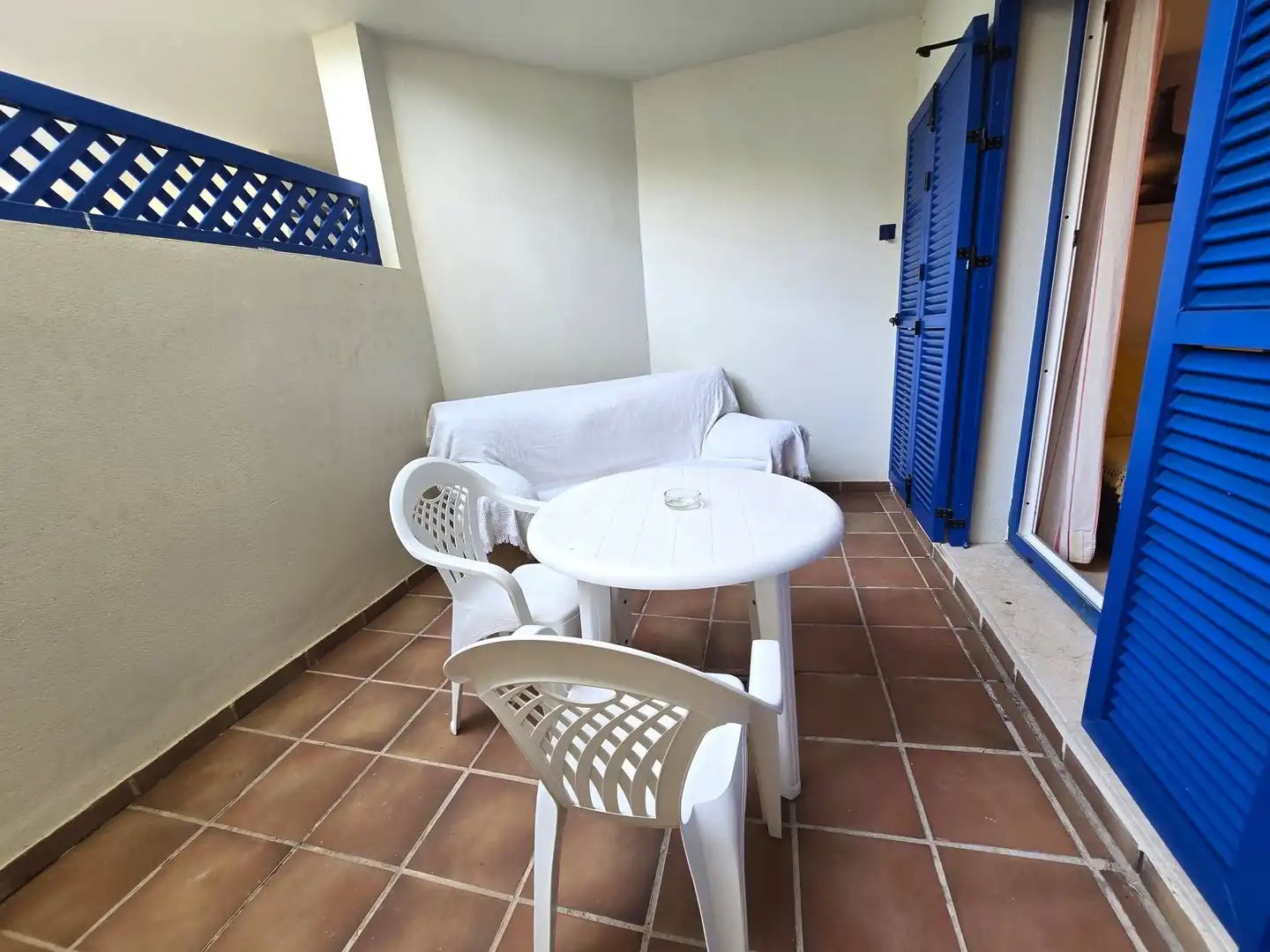 Terrasse von Erdgeschoss zum Verkauf in Manilva mit Klimaanlage, Terrasse und Möbliert