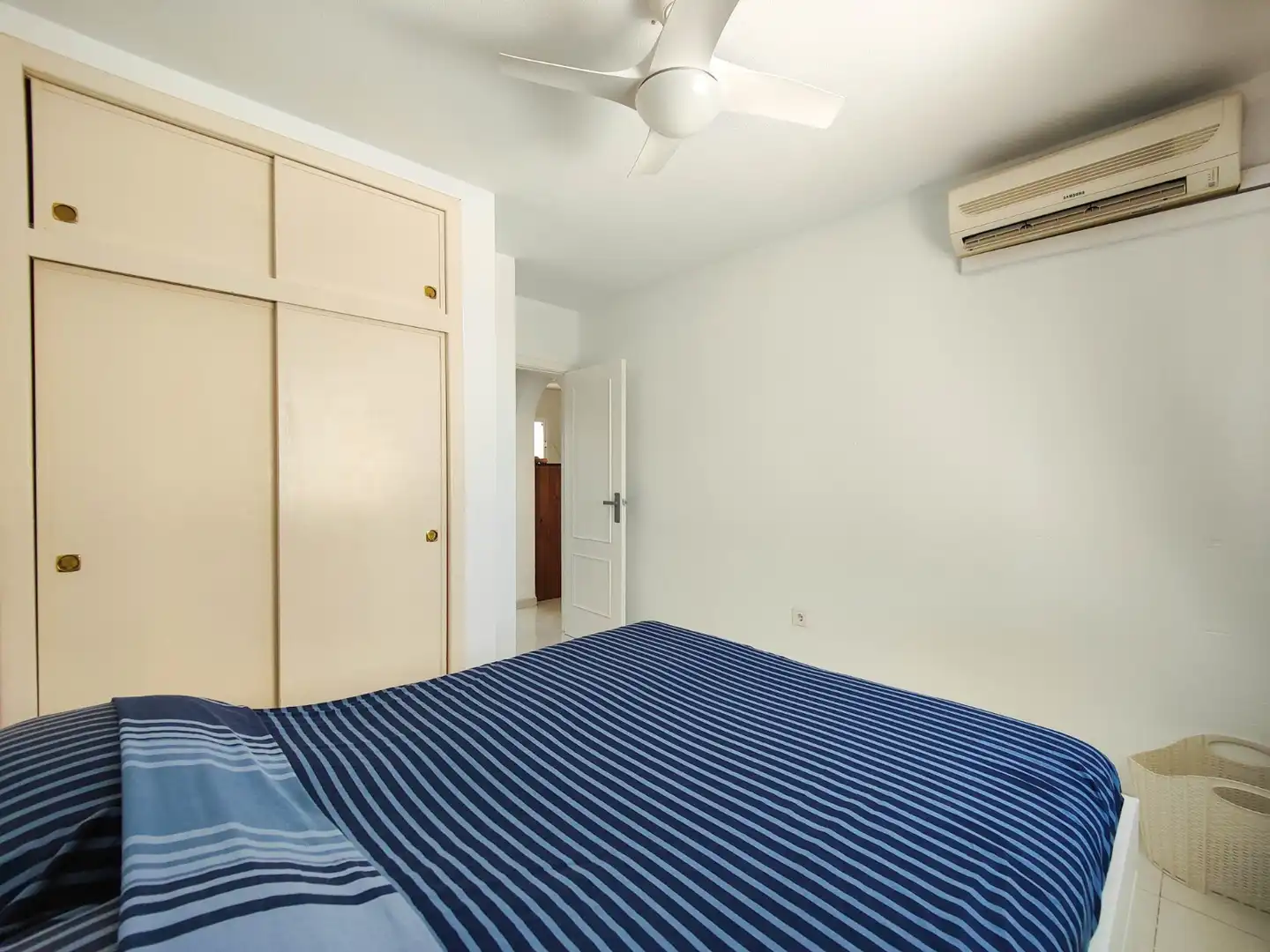 Schlafzimmer von Einfamilien-Reihenhaus zum Verkauf in Torrevieja mit Klimaanlage, Privatgarten und Terrasse