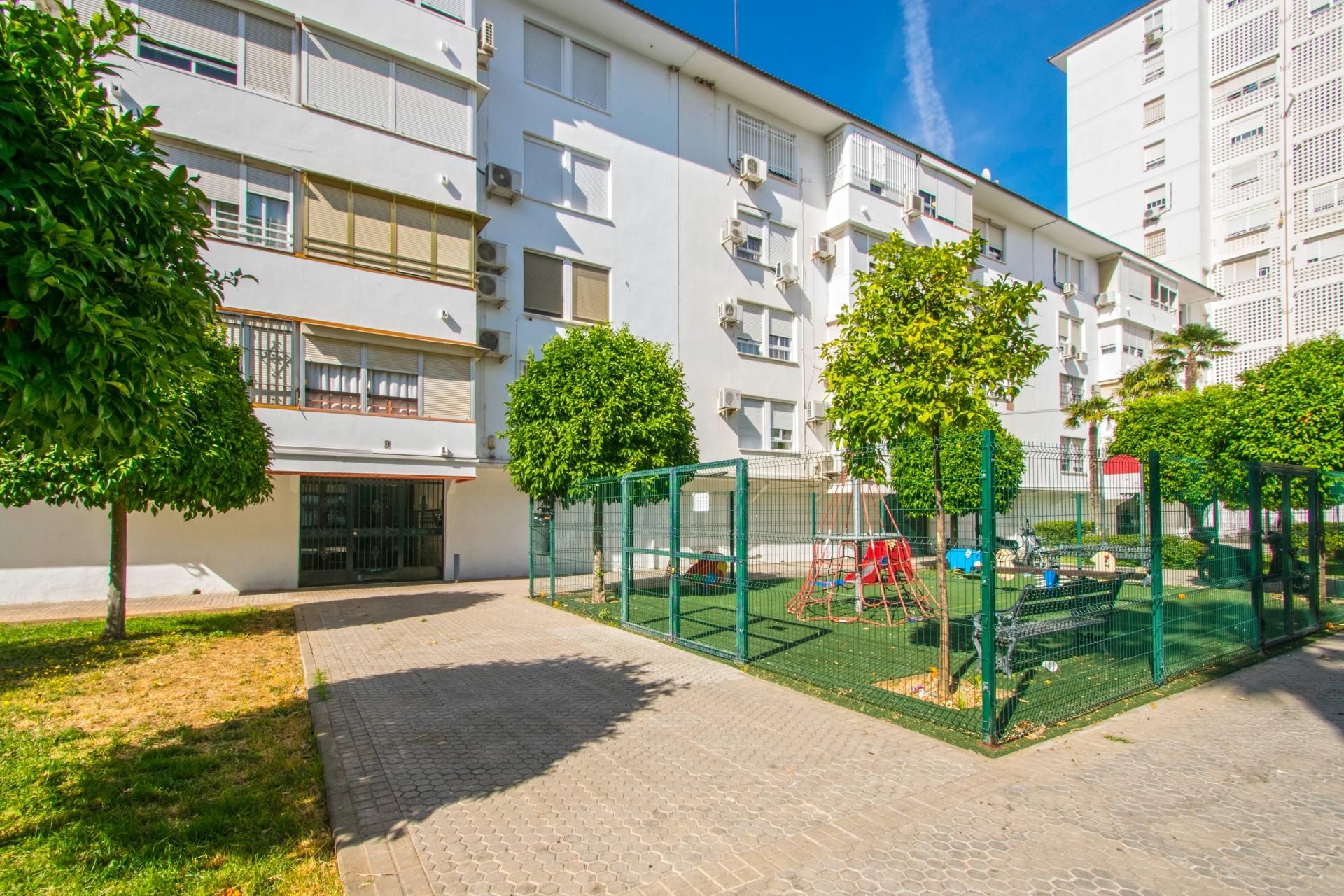 Exterior view of Flat for sale in  Sevilla Capital  with Air Conditioner, Private garden and Terrace