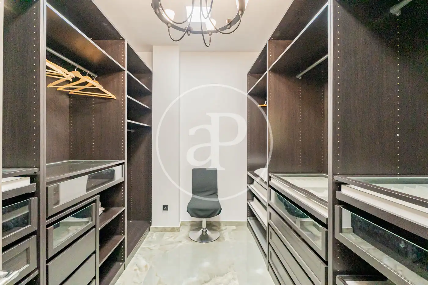 Habitación de Casa adosada en venta en Pozuelo de Alarcón con Aire acondicionado, Calefacción y Jardín privado